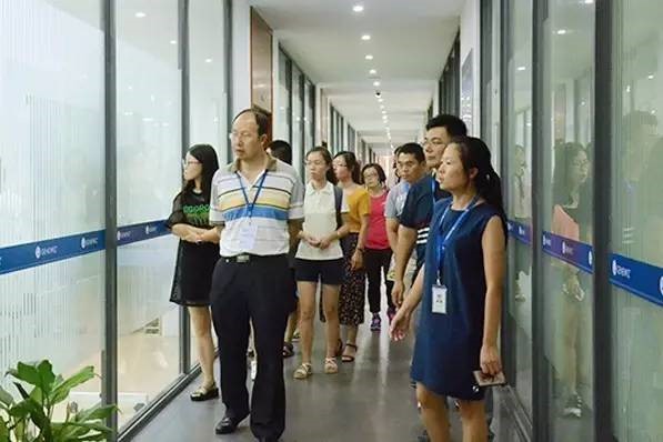 学员们参观金唯智高通量基因组学中心
