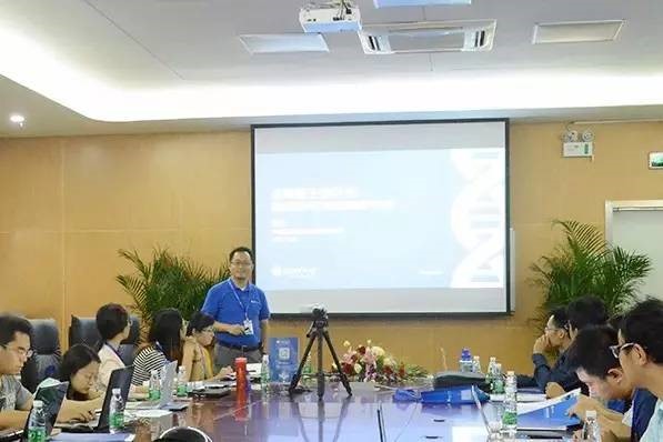 葛毅总经理为学员介绍金唯智基因组学服务